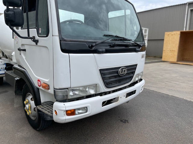 2010 NISSAN UD CONCRETE AGITATOR TRUCK