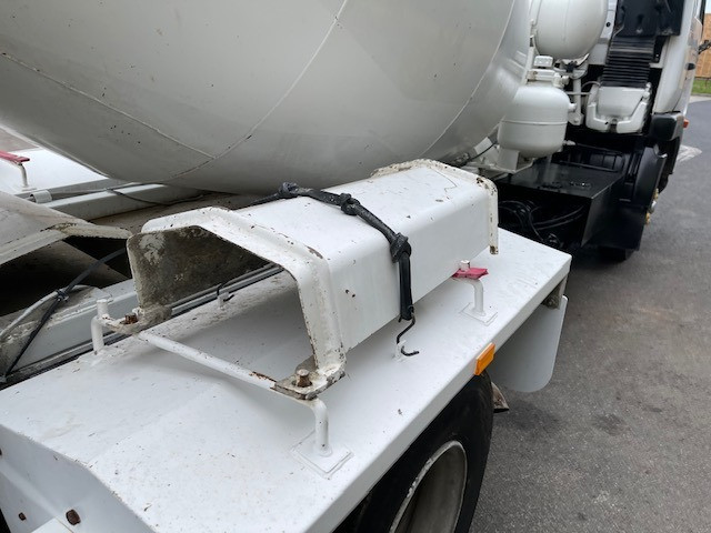 2010 NISSAN UD CONCRETE AGITATOR TRUCK