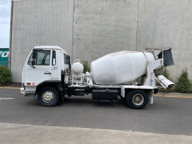 2010 NISSAN UD CONCRETE AGITATOR TRUCK