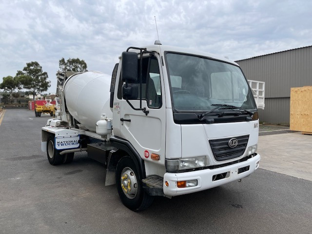 2010 NISSAN UD CONCRETE AGITATOR TRUCK