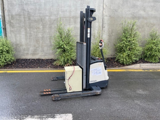 CROWN AFM356 WALK BEHIND FORKLIFT