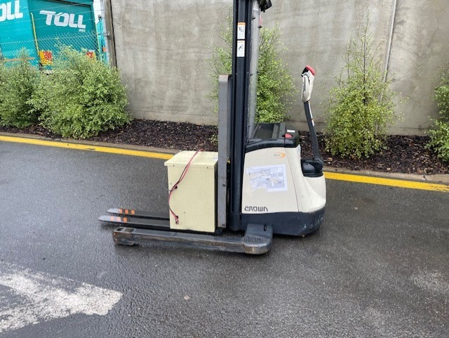CROWN AFM356 WALK BEHIND FORKLIFT