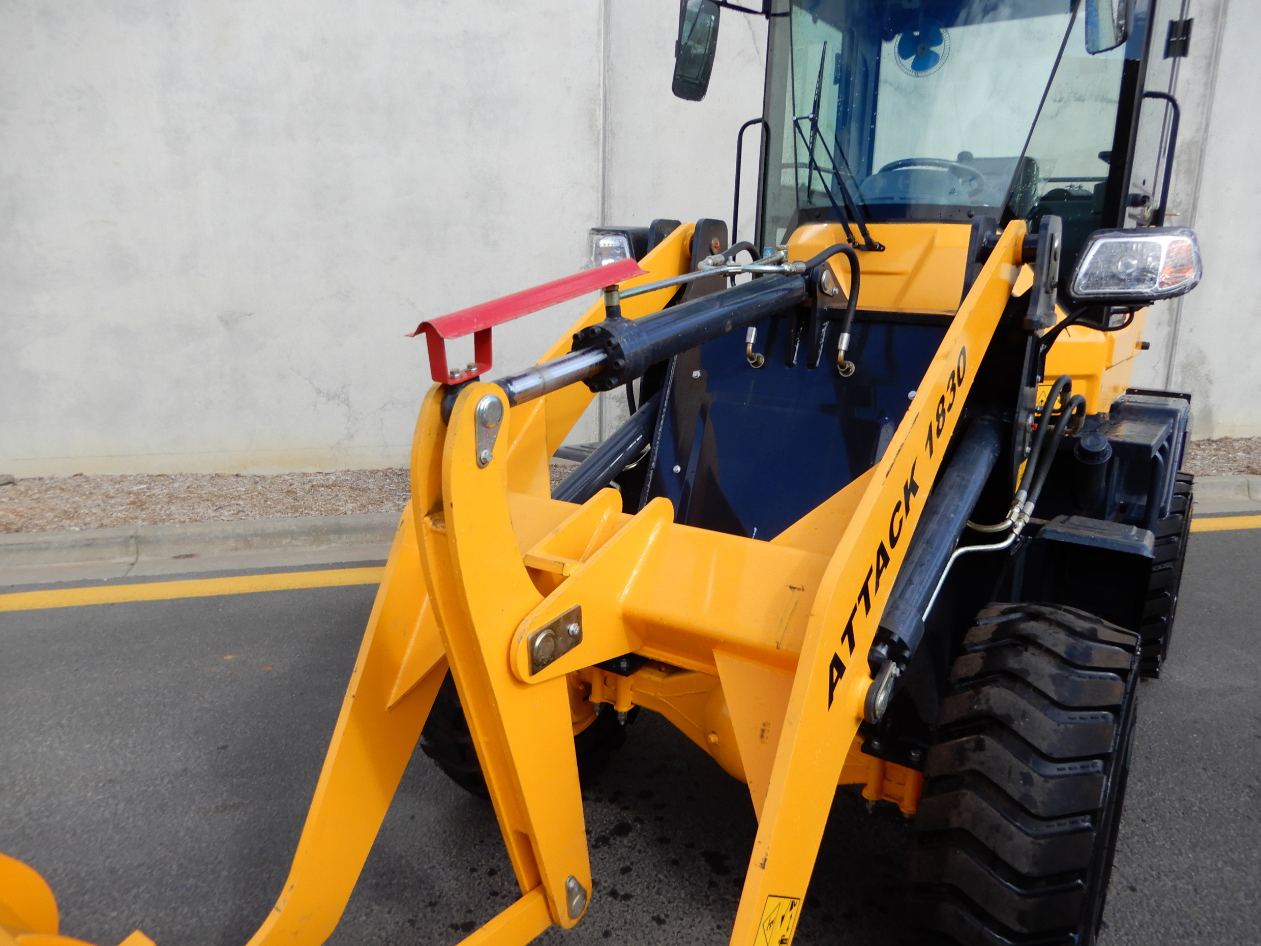 2019 ATTACK 1830 LOADER