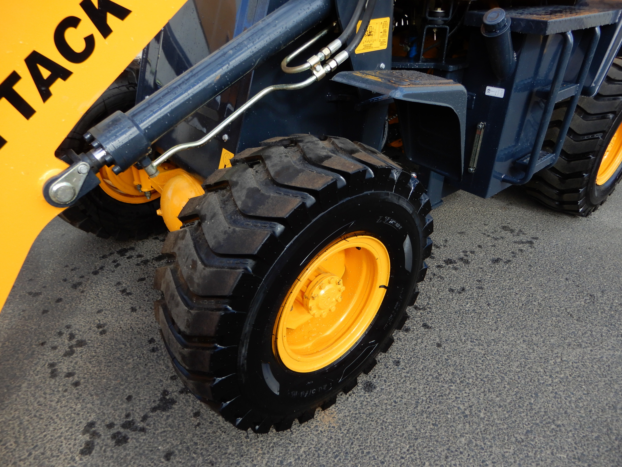 2019 ATTACK 1830 LOADER