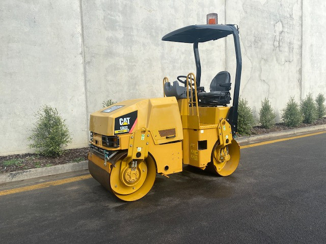 2009 CATERPILLAR CB22 VIBRATING ROAD ROLLER