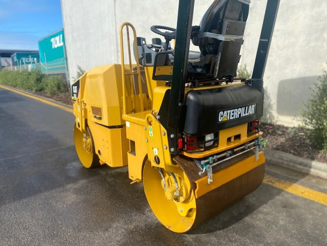 2009 CATERPILLAR CB22 VIBRATING ROAD ROLLER