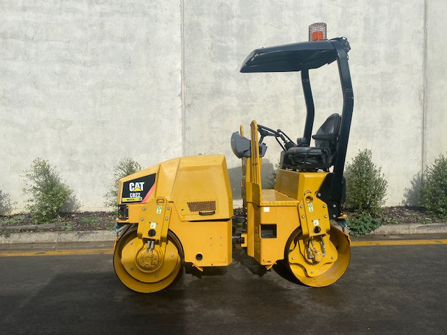2009 CATERPILLAR CB22 VIBRATING ROAD ROLLER