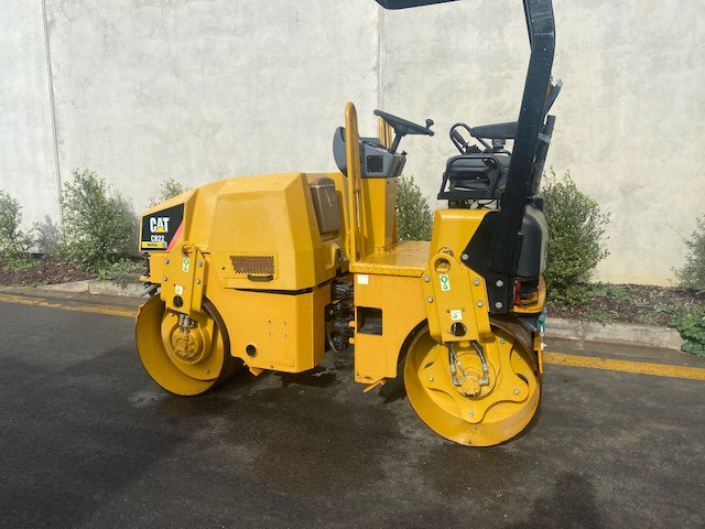 2009 CATERPILLAR CB22 VIBRATING ROAD ROLLER