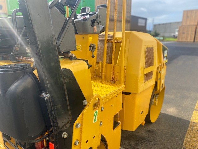 2009 CATERPILLAR CB22 VIBRATING ROAD ROLLER