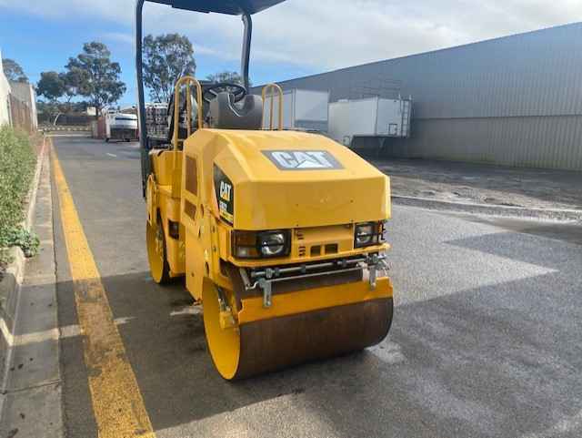 2009 CATERPILLAR CB22 VIBRATING ROAD ROLLER