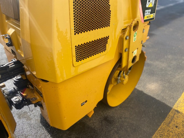 2009 CATERPILLAR CB22 VIBRATING ROAD ROLLER