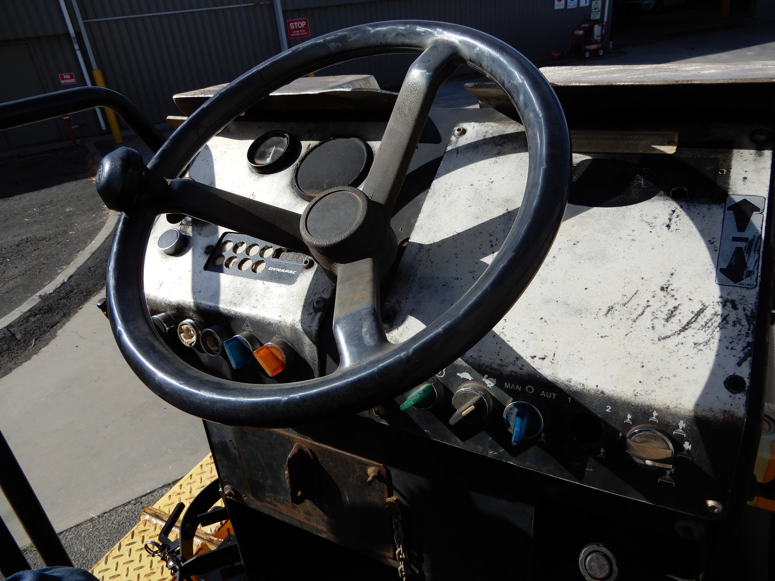 2004 DYNAPAC CP142 COMPACTING STATIC ROLLER
