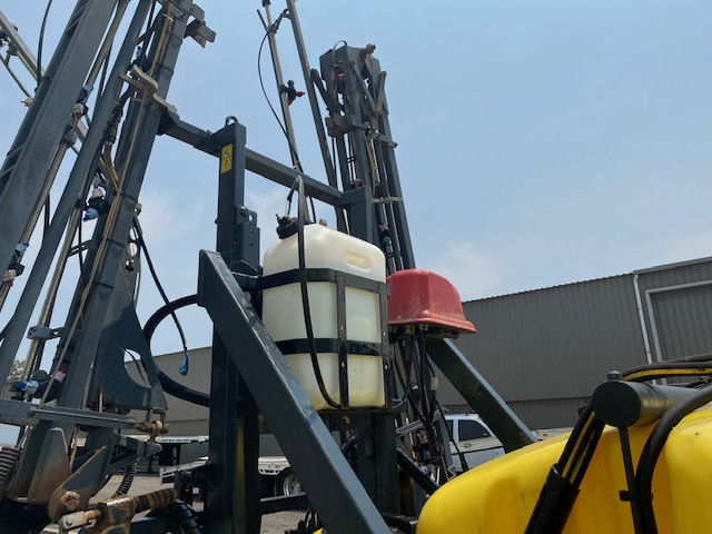 2011 RAPID 2000L BOOM SPRAYER