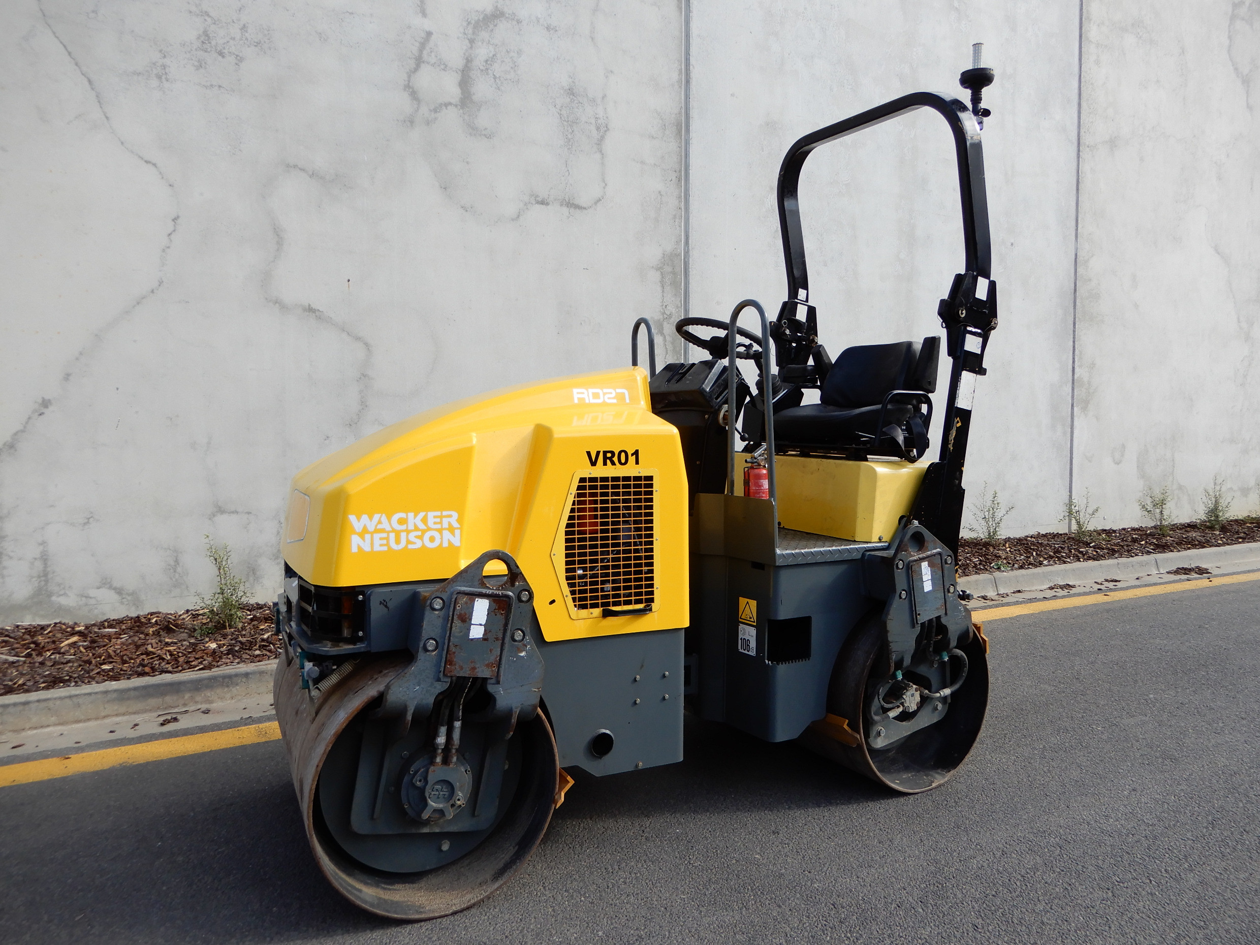 2010 WACKER NEUSON RD27-120 VIBRATING ROLLER