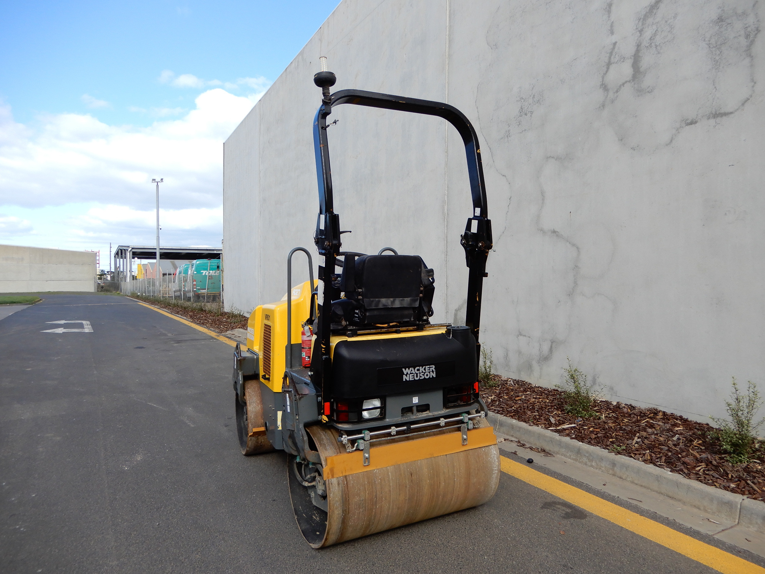 2010 WACKER NEUSON RD27-120 VIBRATING ROLLER
