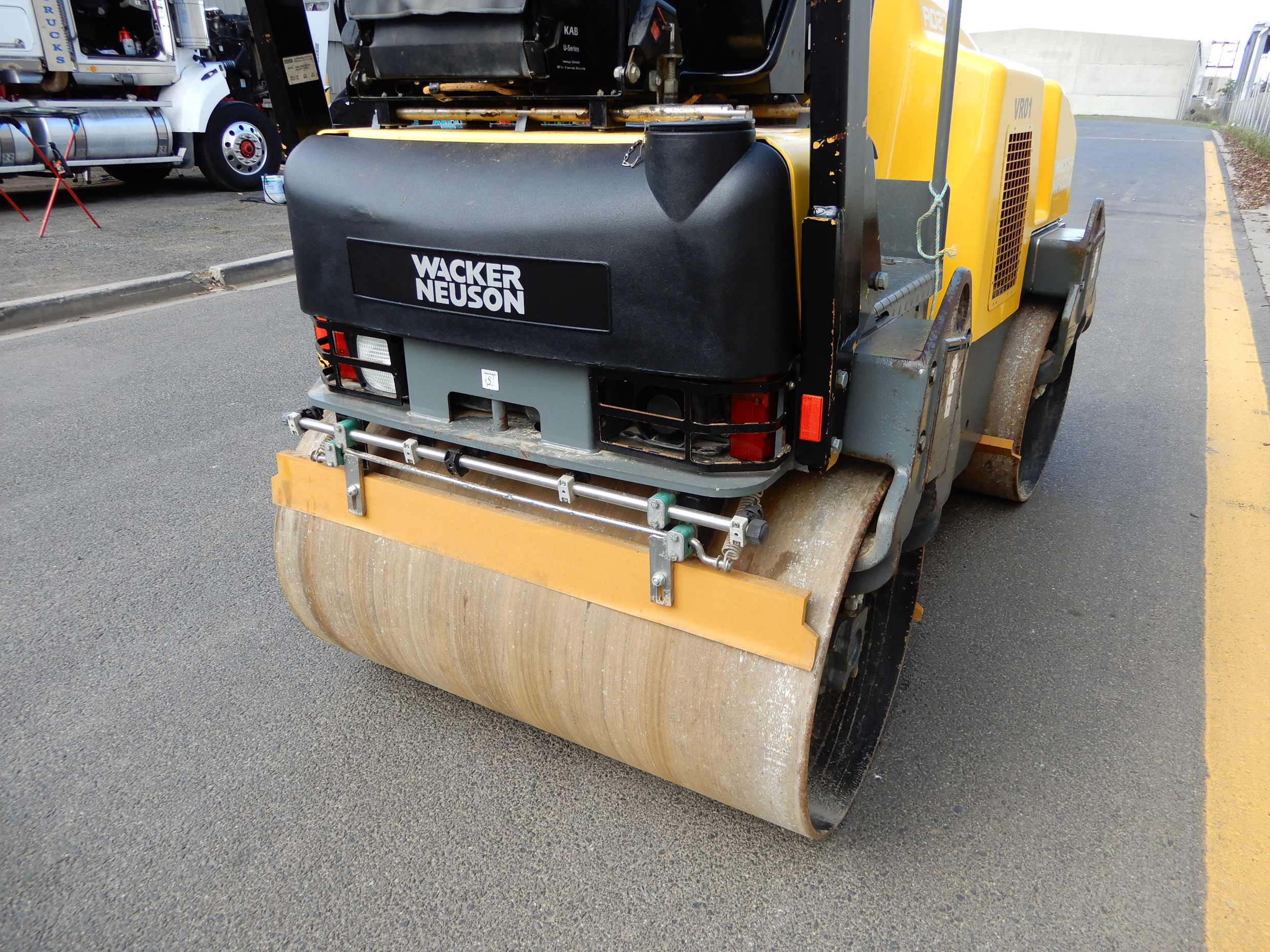 2010 WACKER NEUSON RD27-120 VIBRATING ROLLER
