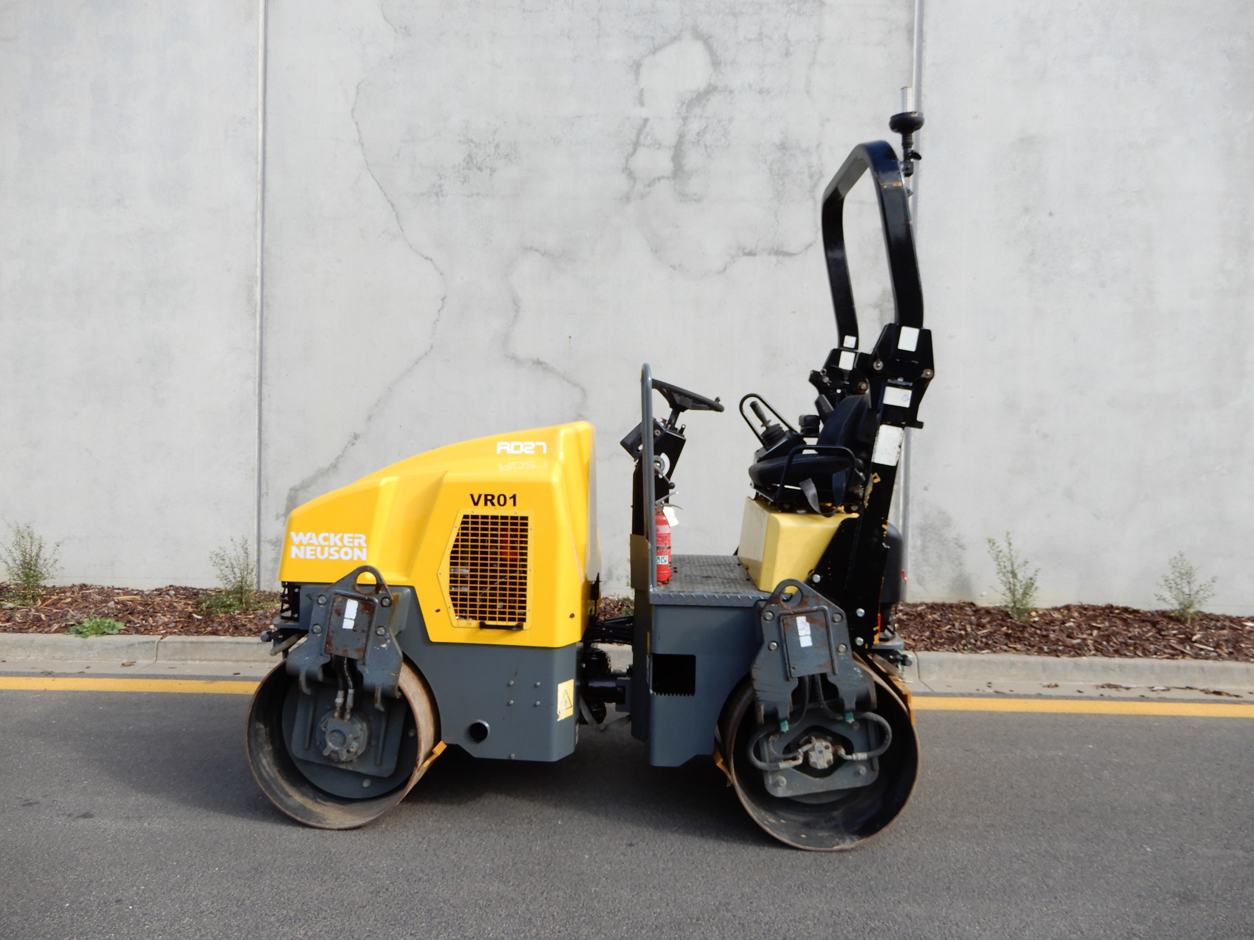 2010 WACKER NEUSON RD27-120 VIBRATING ROLLER