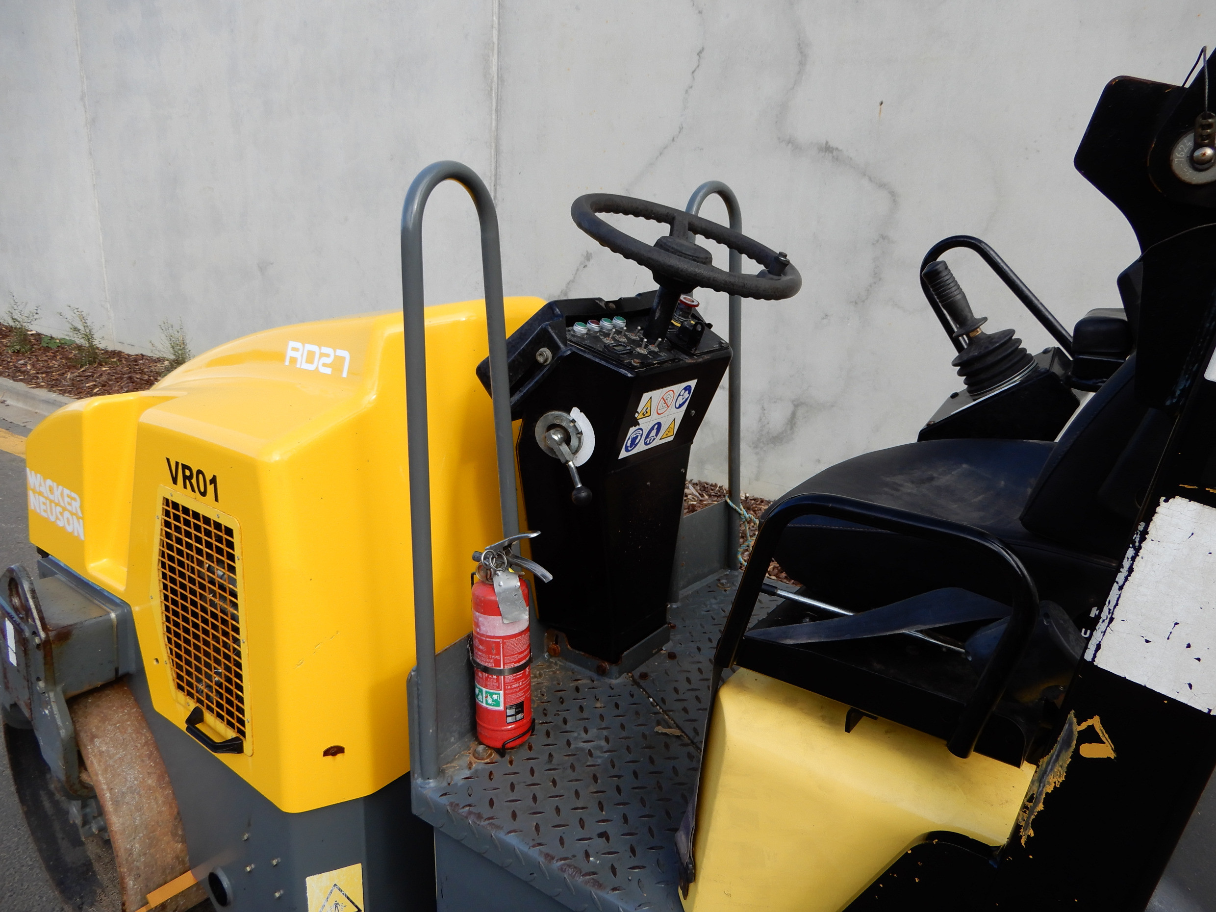 2010 WACKER NEUSON RD27-120 VIBRATING ROLLER