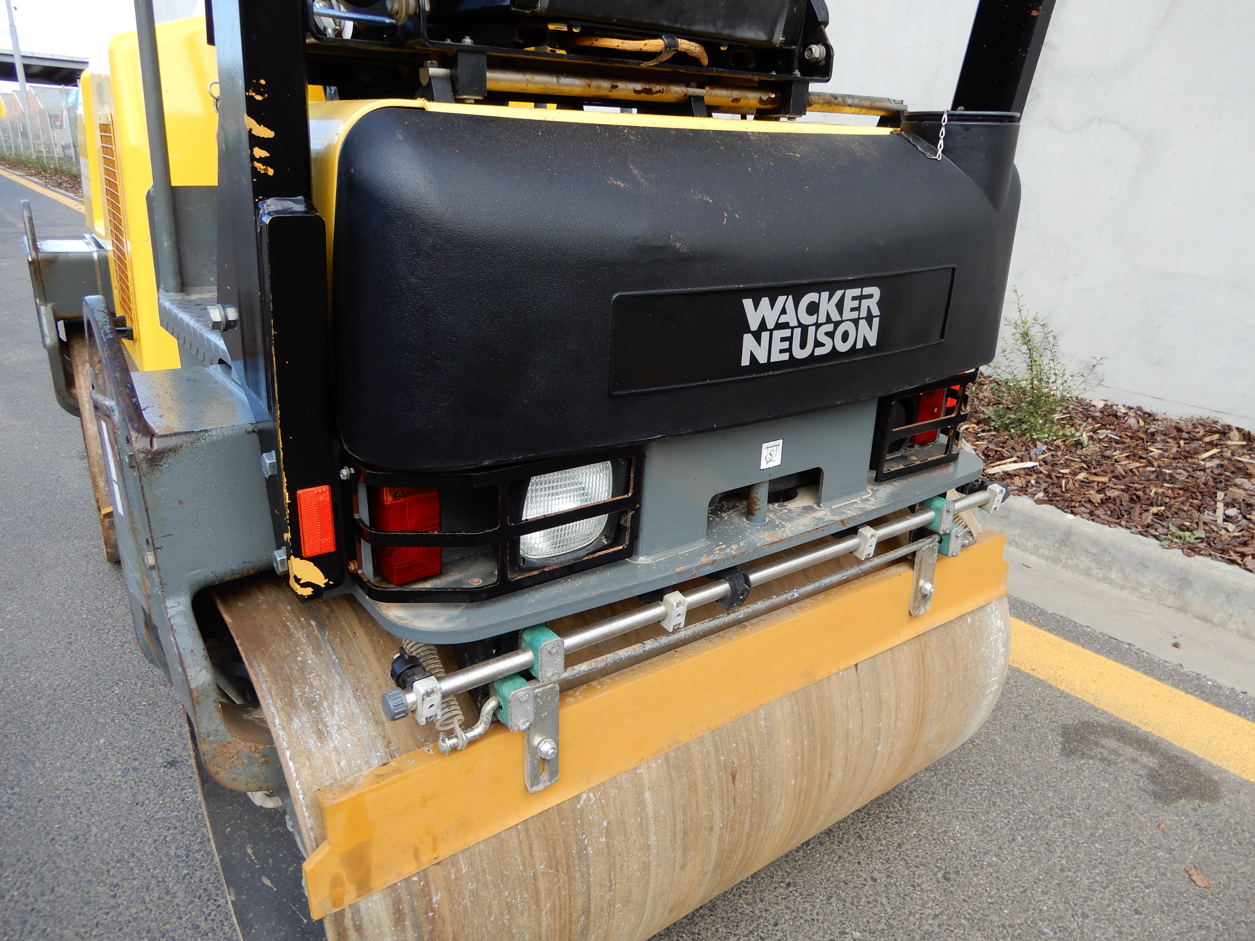 2010 WACKER NEUSON RD27-120 VIBRATING ROLLER