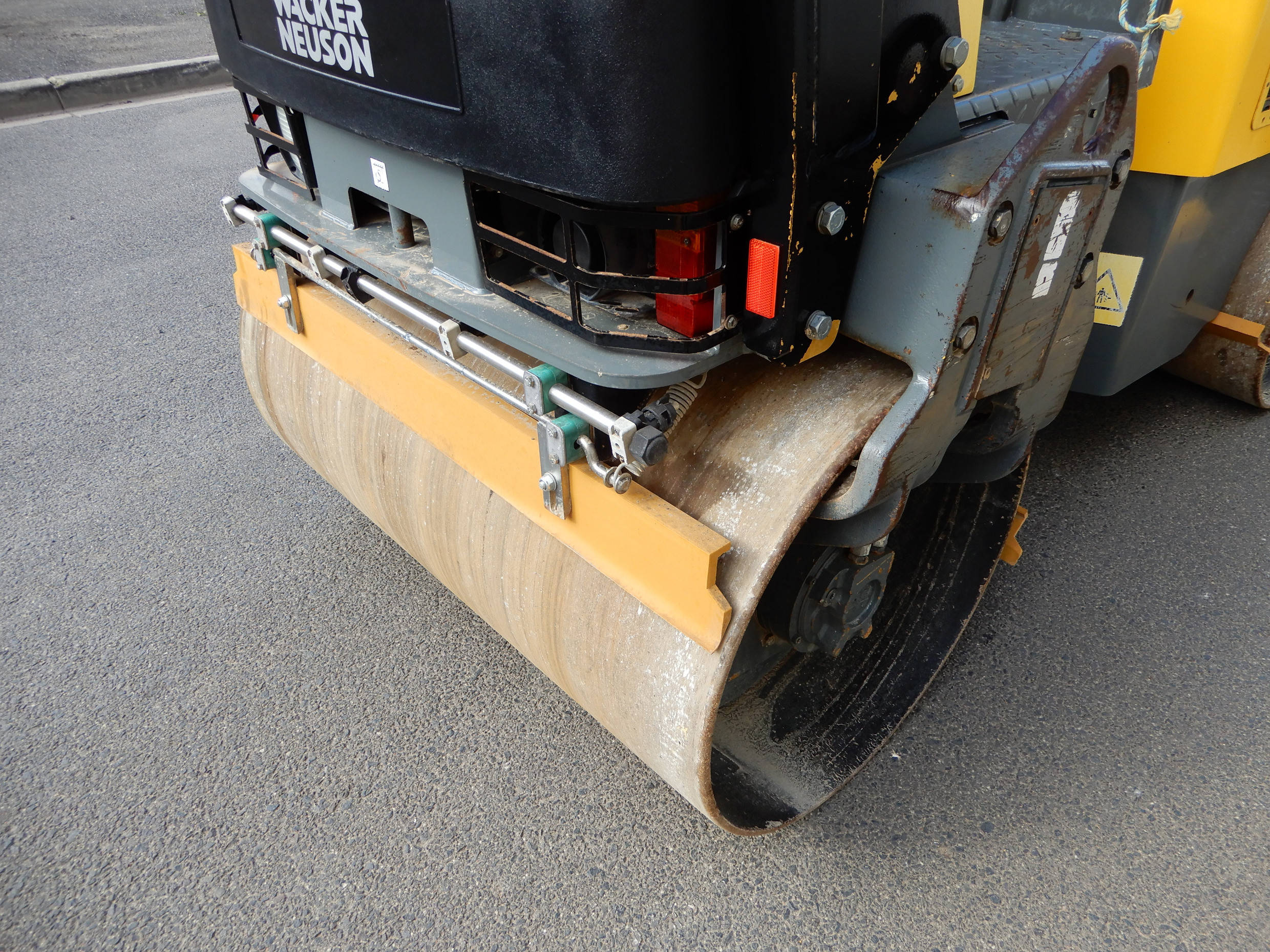 2010 WACKER NEUSON RD27-120 VIBRATING ROLLER