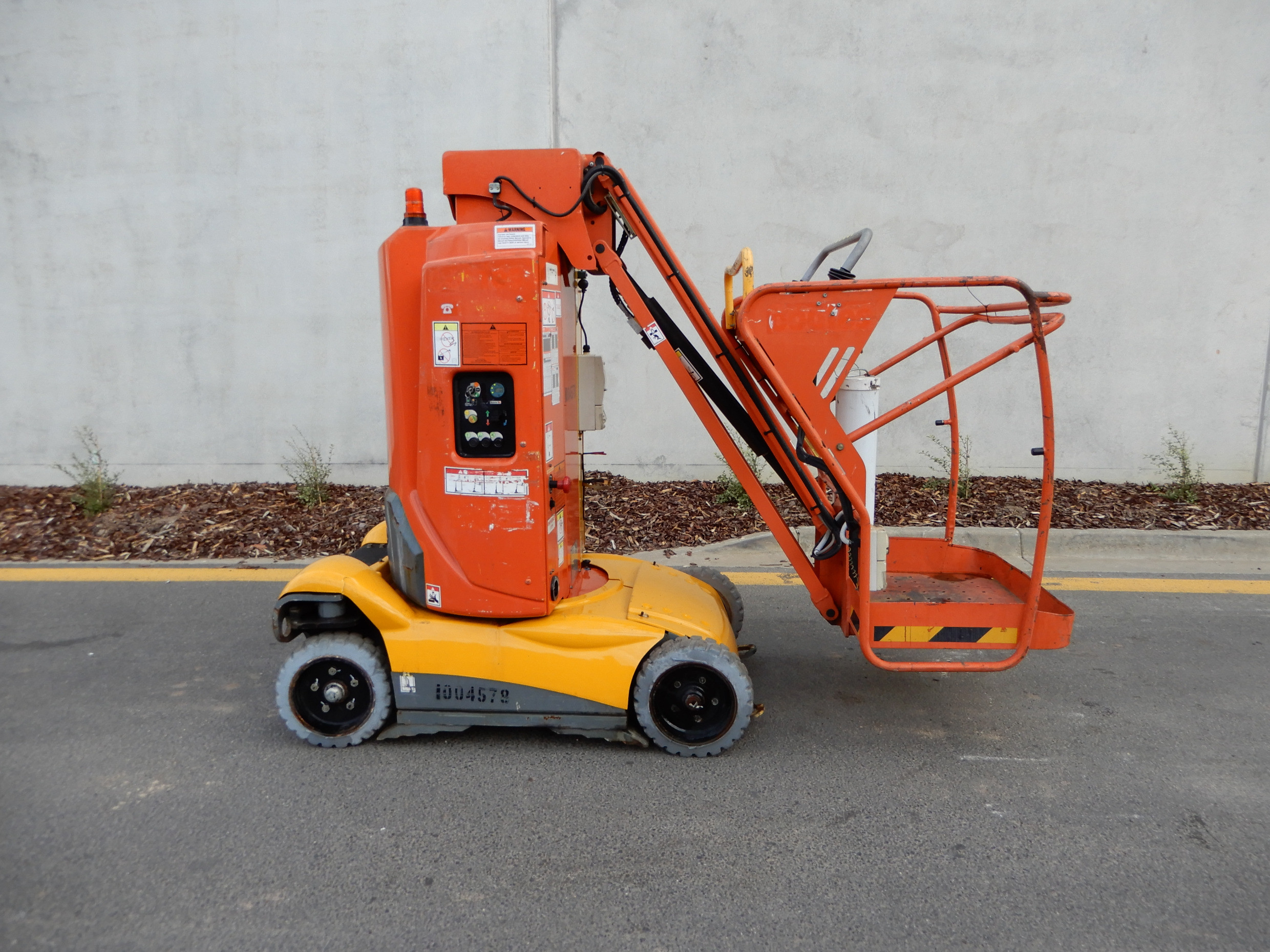 2010 HAULOTTE STAR 10 VERTICAL LIFT MANLIFT