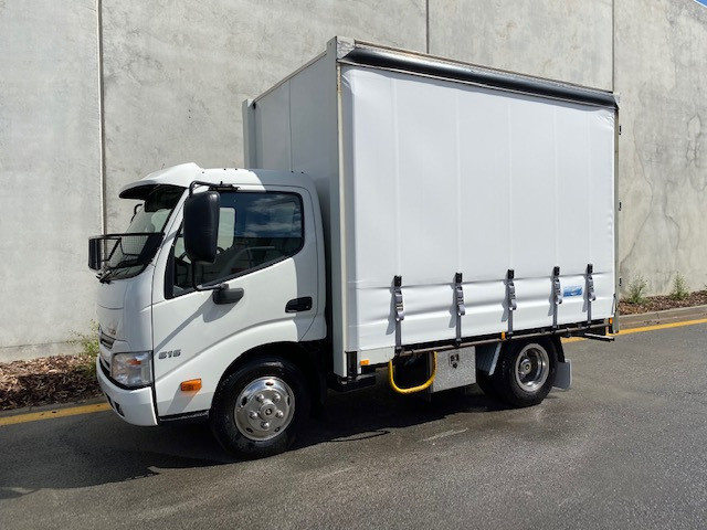2015 HINO 616 - 300 SERIES MANUAL CURTAINSIDER