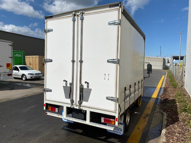 2015 HINO 616 - 300 SERIES MANUAL CURTAINSIDER