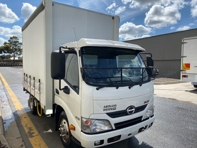 2015 HINO 616 - 300 SERIES MANUAL CURTAINSIDER