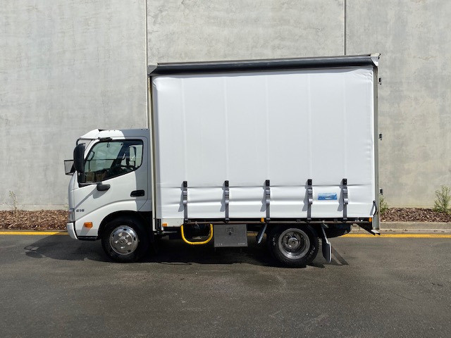 2015 HINO 616 - 300 SERIES MANUAL CURTAINSIDER