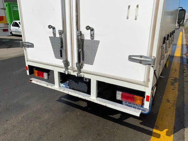2015 HINO 616 - 300 SERIES MANUAL CURTAINSIDER