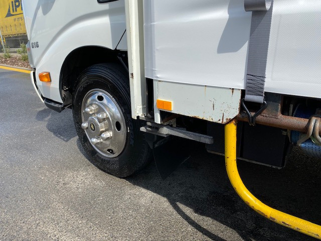 2015 HINO 616 - 300 SERIES MANUAL CURTAINSIDER