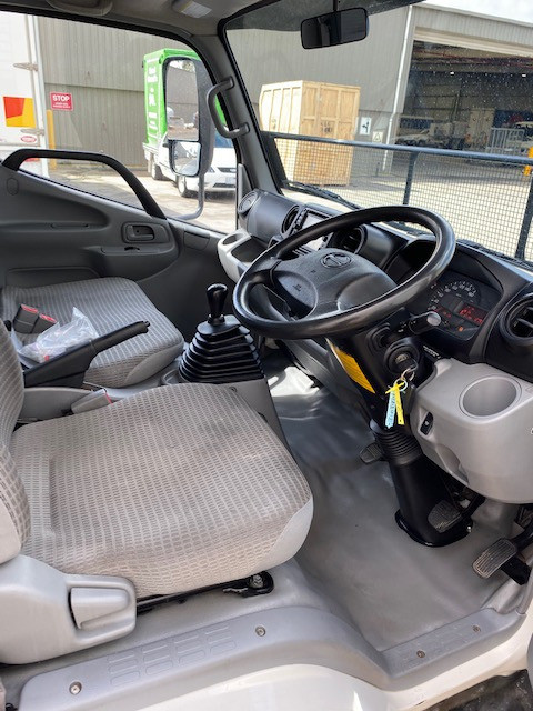 2015 HINO 616 - 300 SERIES MANUAL CURTAINSIDER
