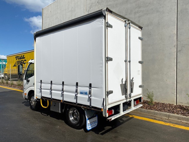 2015 HINO 616 - 300 SERIES MANUAL CURTAINSIDER