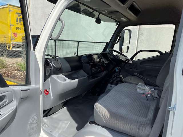 2015 HINO 616 - 300 SERIES MANUAL CURTAINSIDER