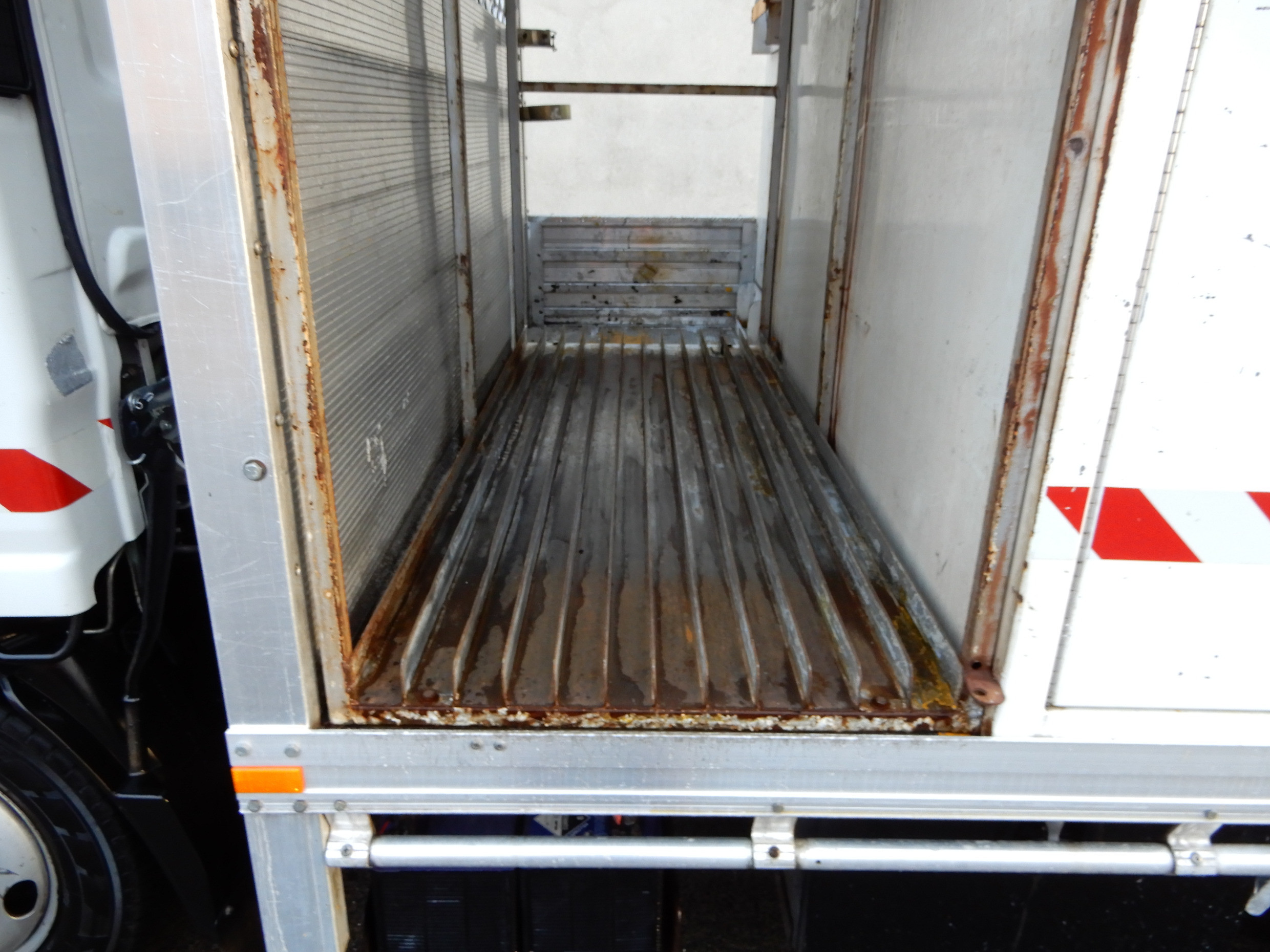 2011 ISUZU NLR200 MANUAL TRAY TRUCK