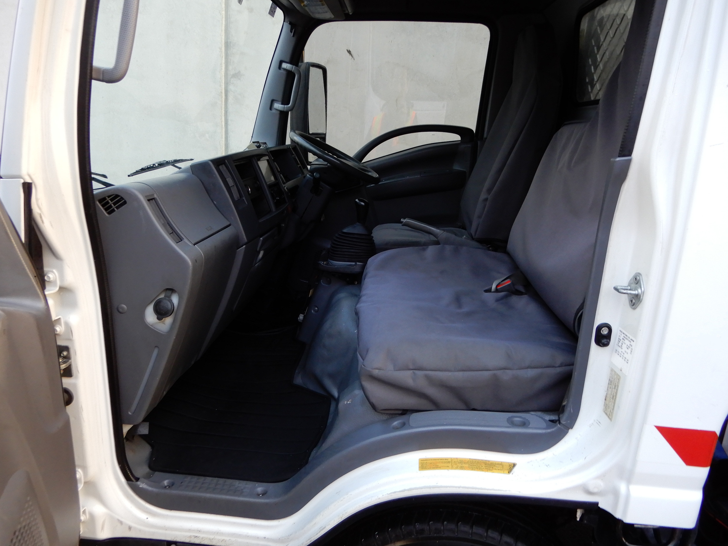 2011 ISUZU NLR200 MANUAL TRAY TRUCK