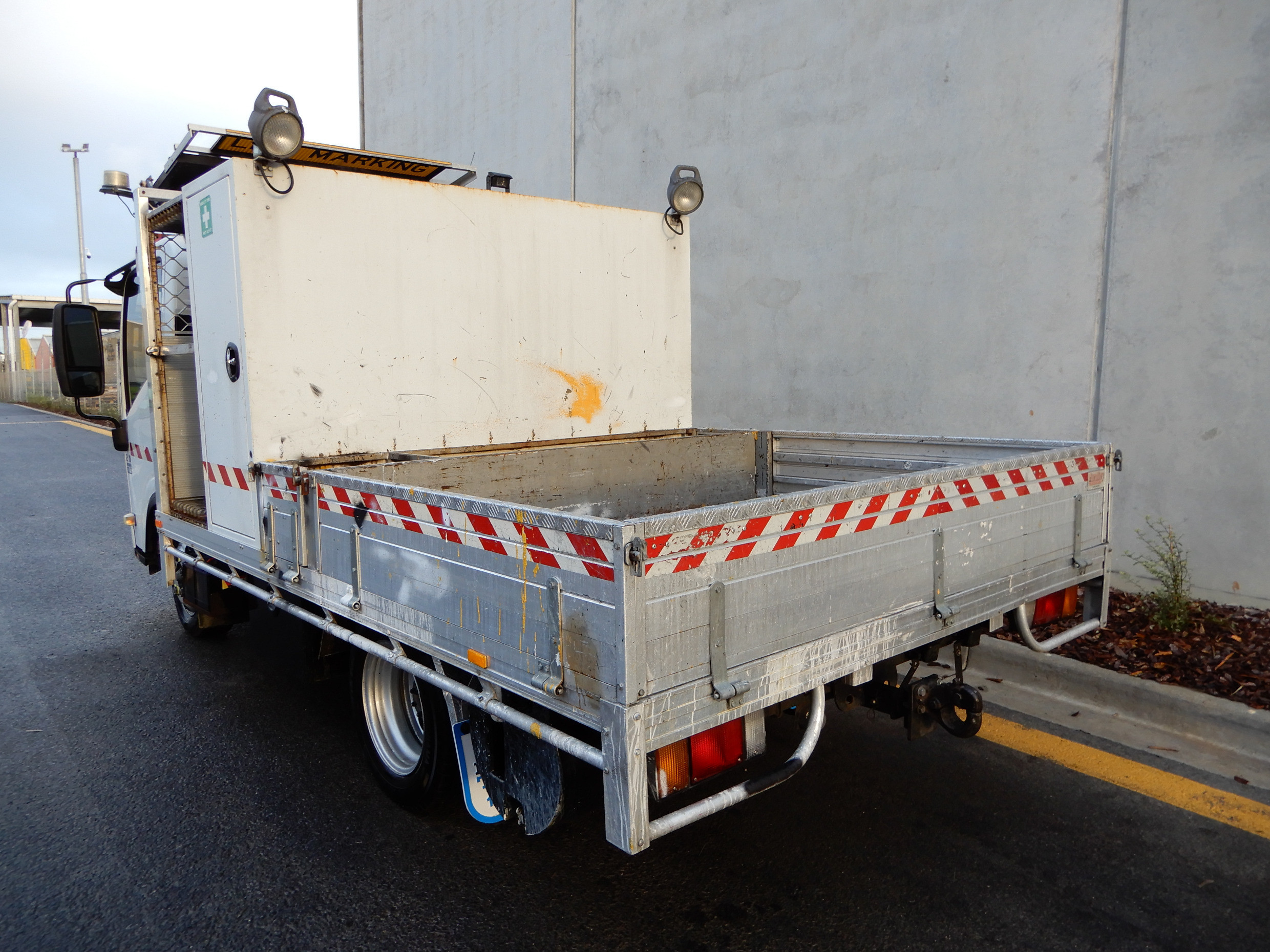 2011 ISUZU NLR200 MANUAL TRAY TRUCK