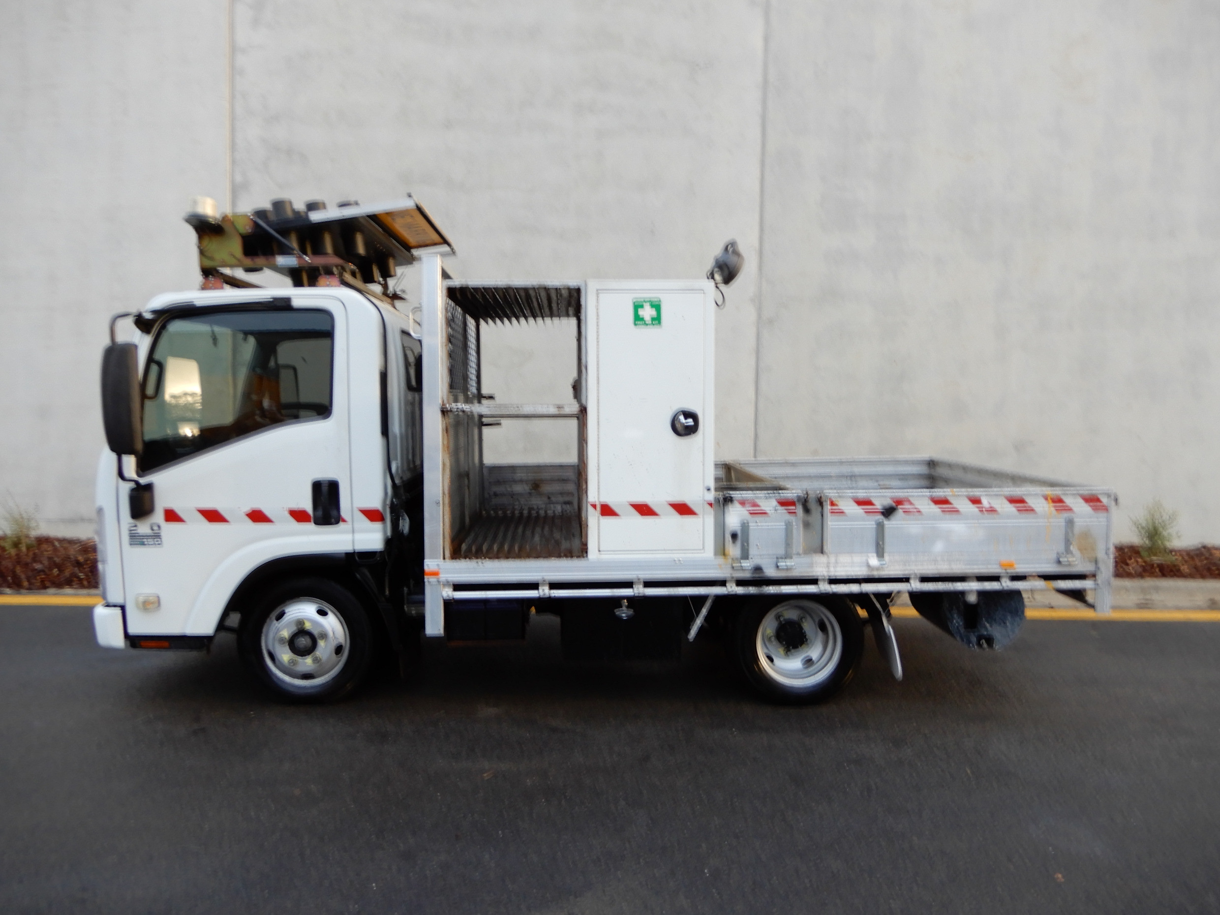 2011 ISUZU NLR200 MANUAL TRAY TRUCK