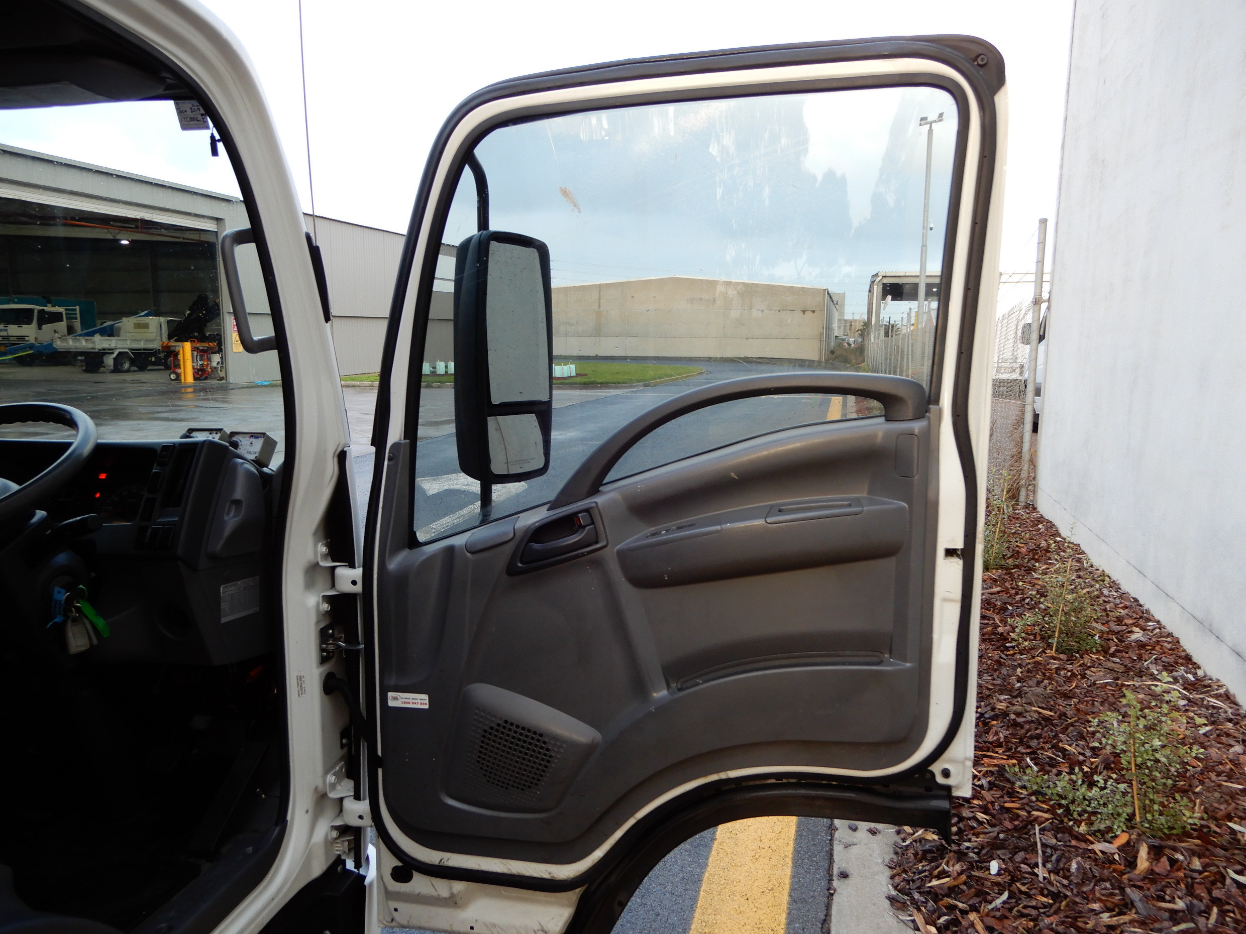 2011 ISUZU NLR200 MANUAL TRAY TRUCK