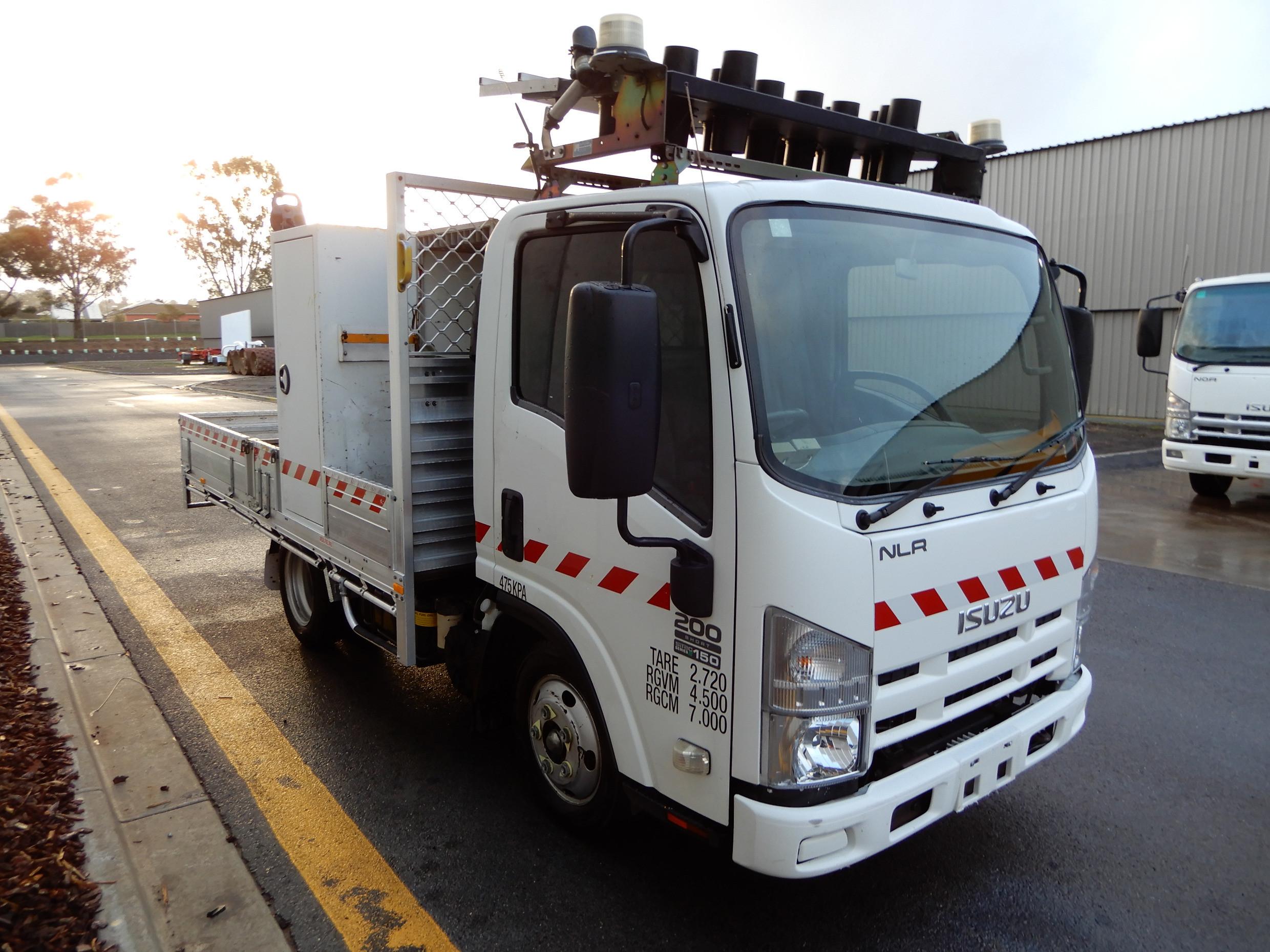 2011 ISUZU NLR200 MANUAL TRAY TRUCK