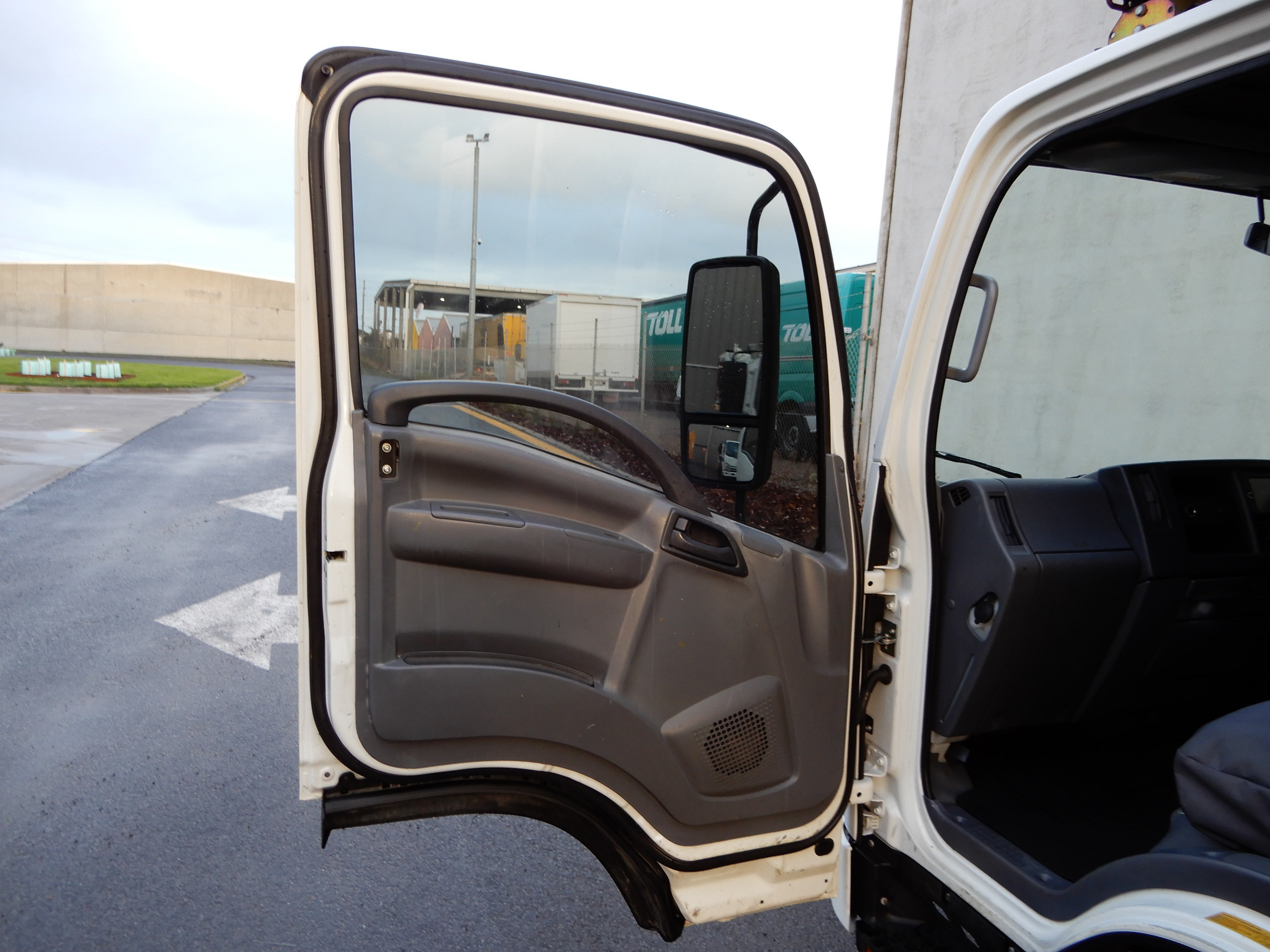 2011 ISUZU NLR200 MANUAL TRAY TRUCK