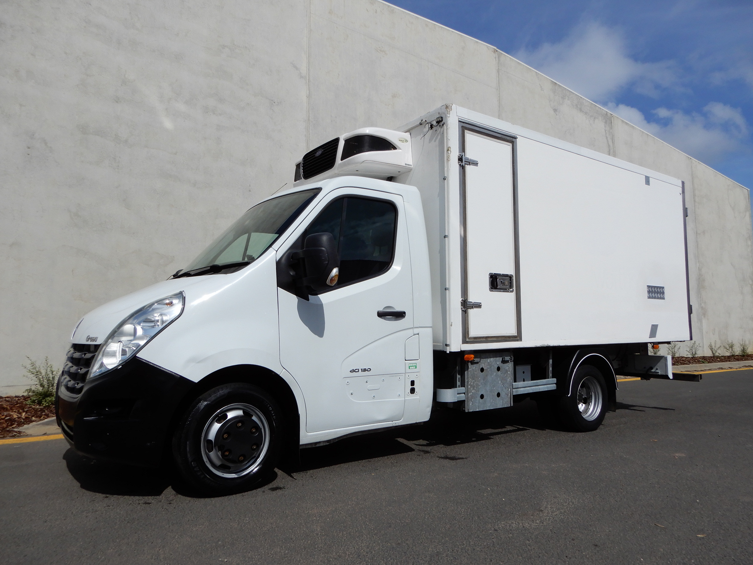 2013 RENAULT MASTER AUTOMATIC REFRIGERATED TRUCK