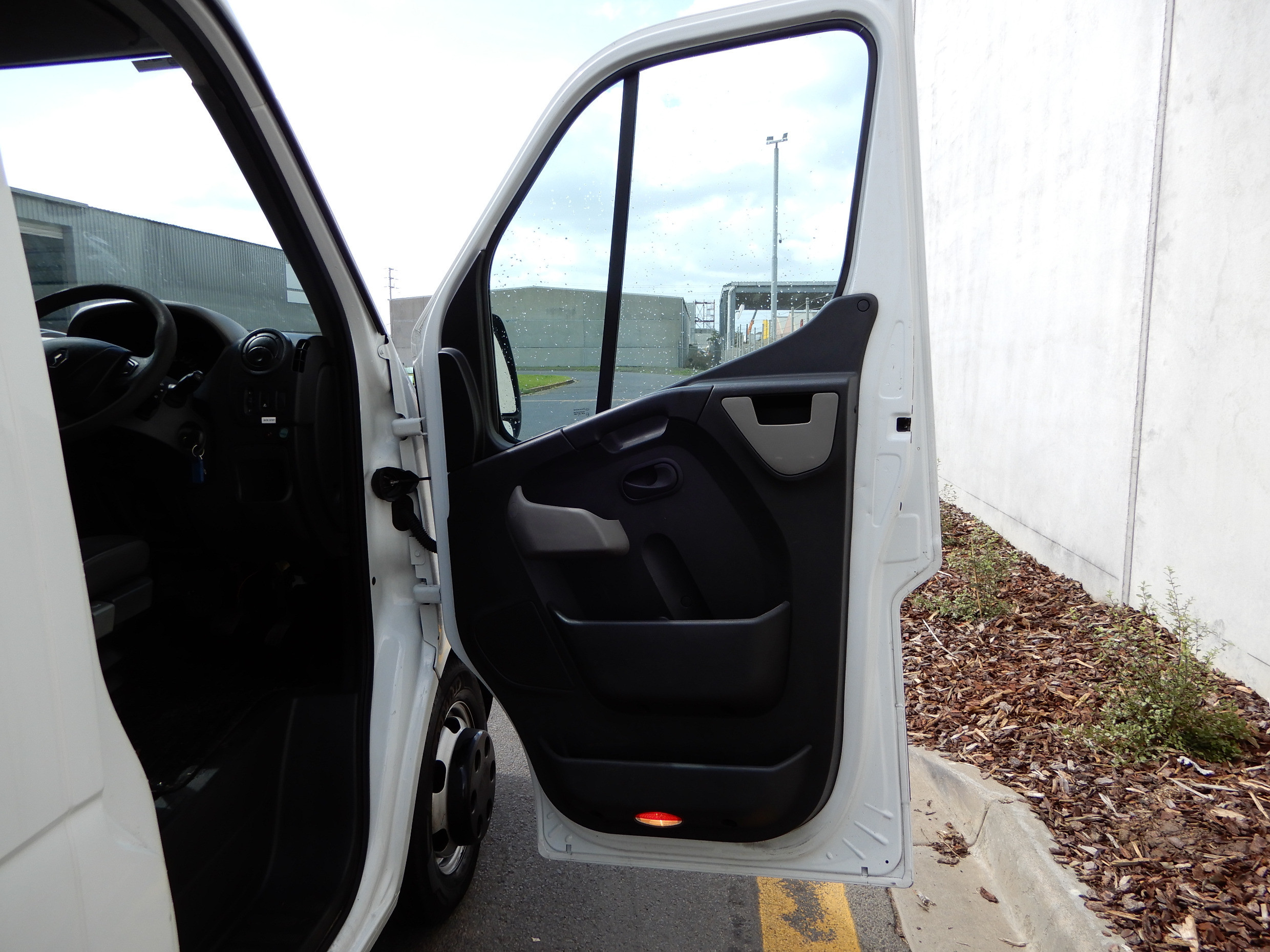 2013 RENAULT MASTER AUTOMATIC REFRIGERATED TRUCK