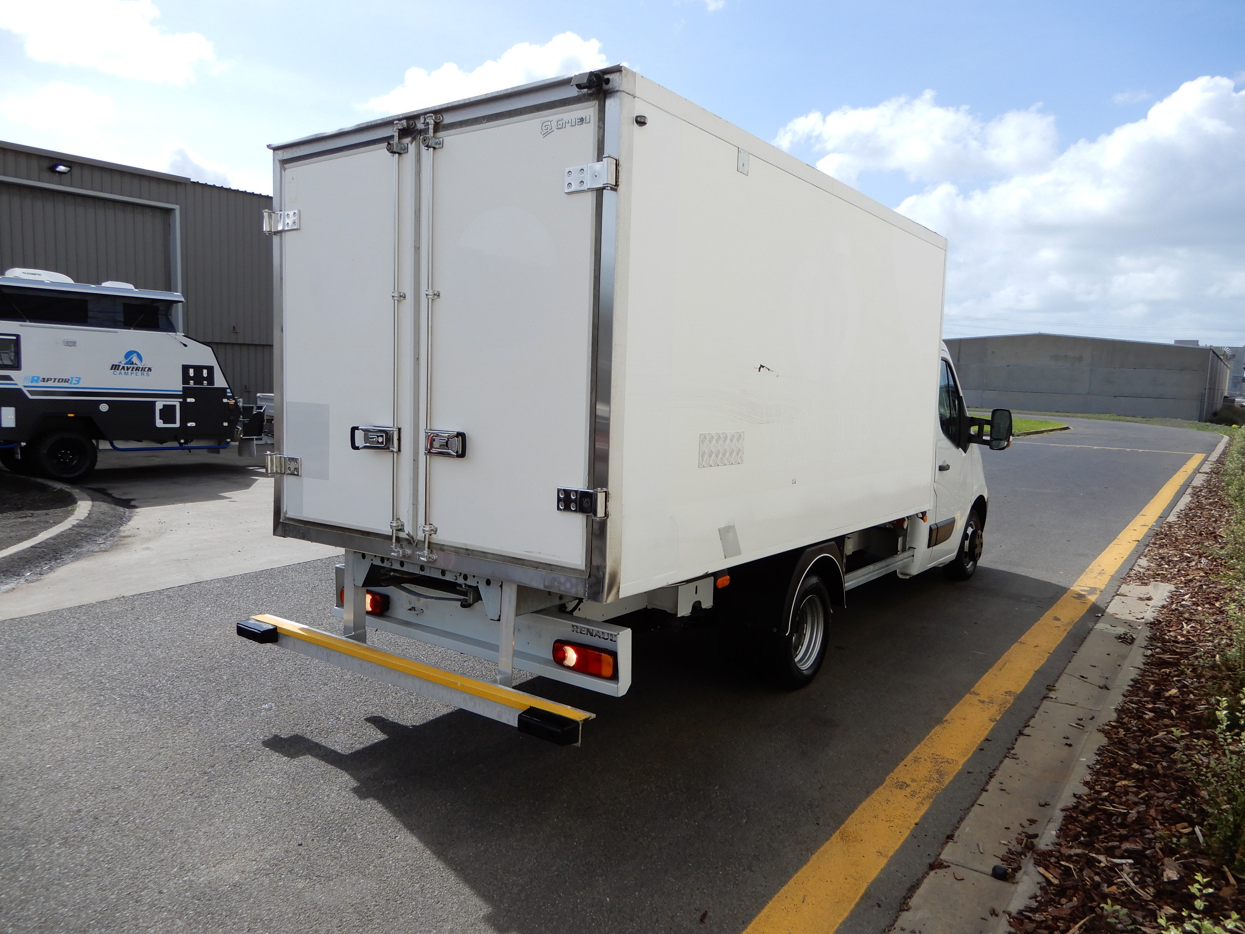 2013 RENAULT MASTER AUTOMATIC REFRIGERATED TRUCK