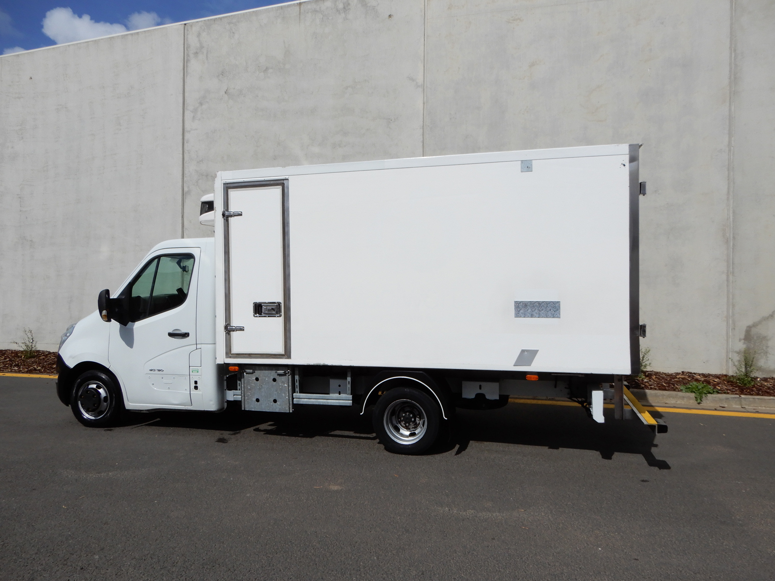 2013 RENAULT MASTER AUTOMATIC REFRIGERATED TRUCK