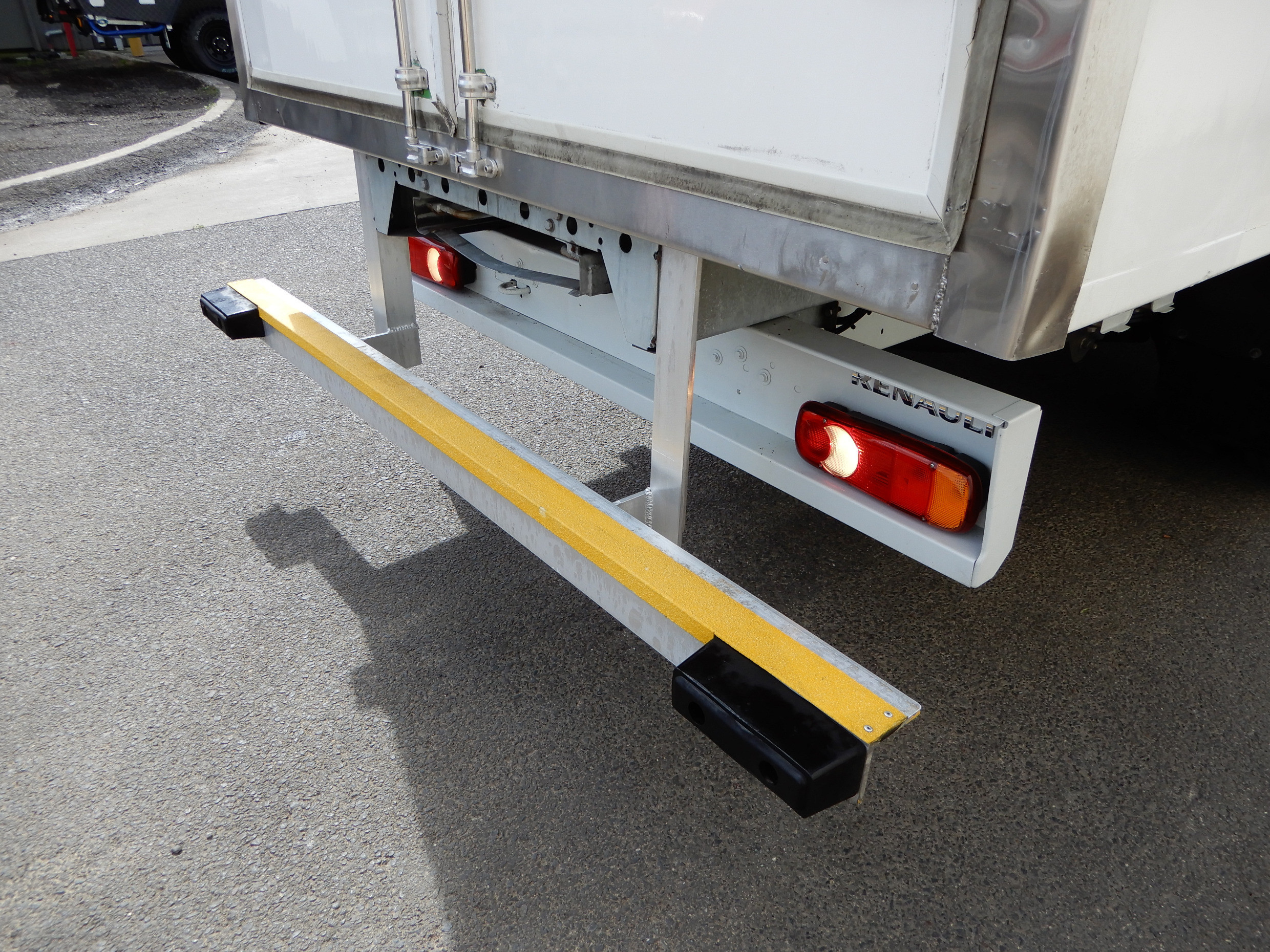 2013 RENAULT MASTER AUTOMATIC REFRIGERATED TRUCK