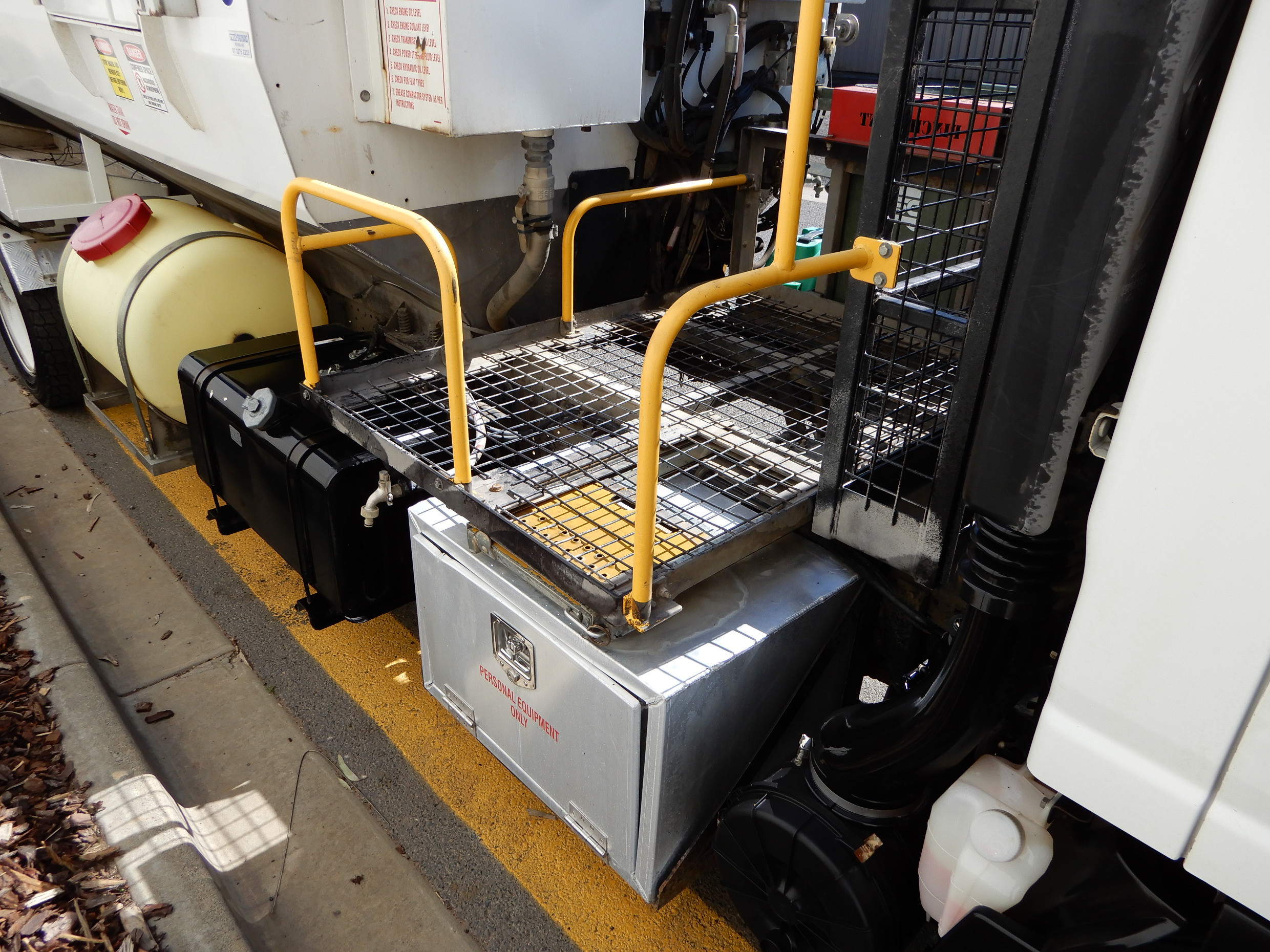 2013 ISUZU NQR450 MANUAL WASTE DISPOSAL
