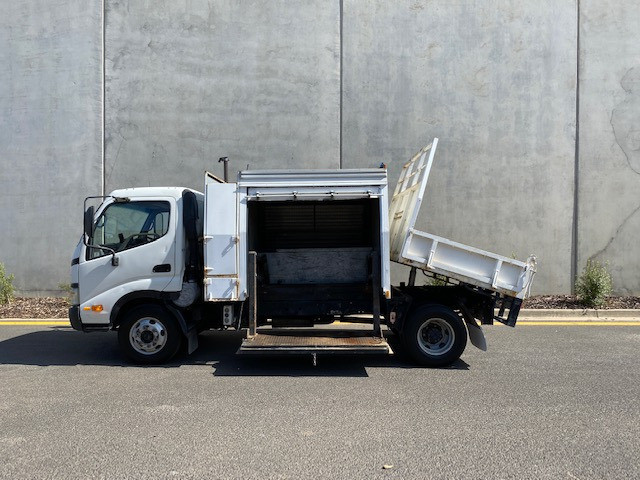 2006 HINO DUTRO MANUAL TIPPER