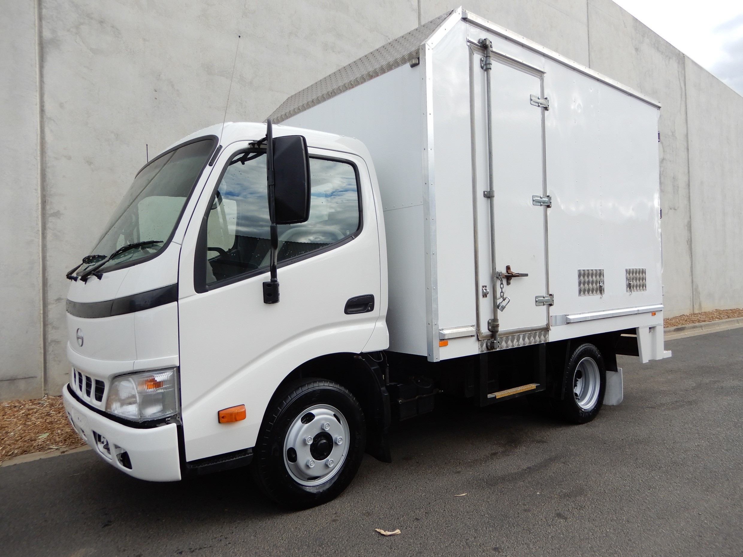 2005 HINO DUTRO TRUCK PANTECH