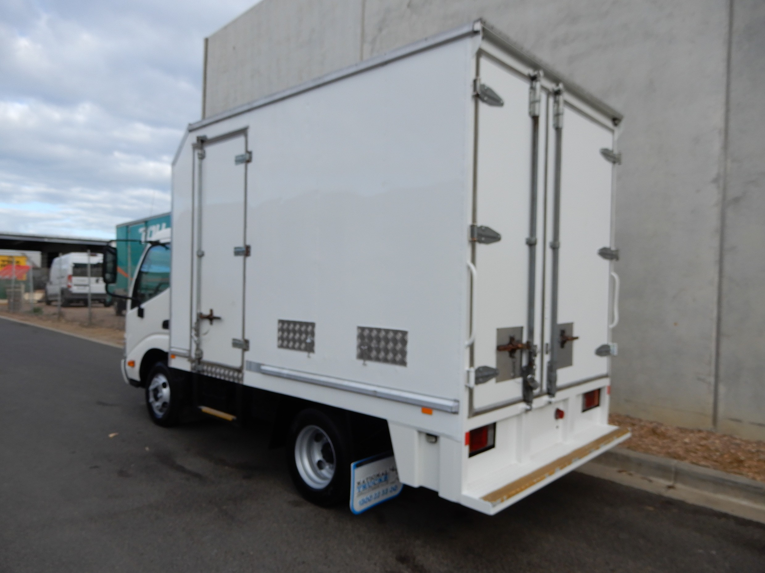 2005 HINO DUTRO TRUCK PANTECH